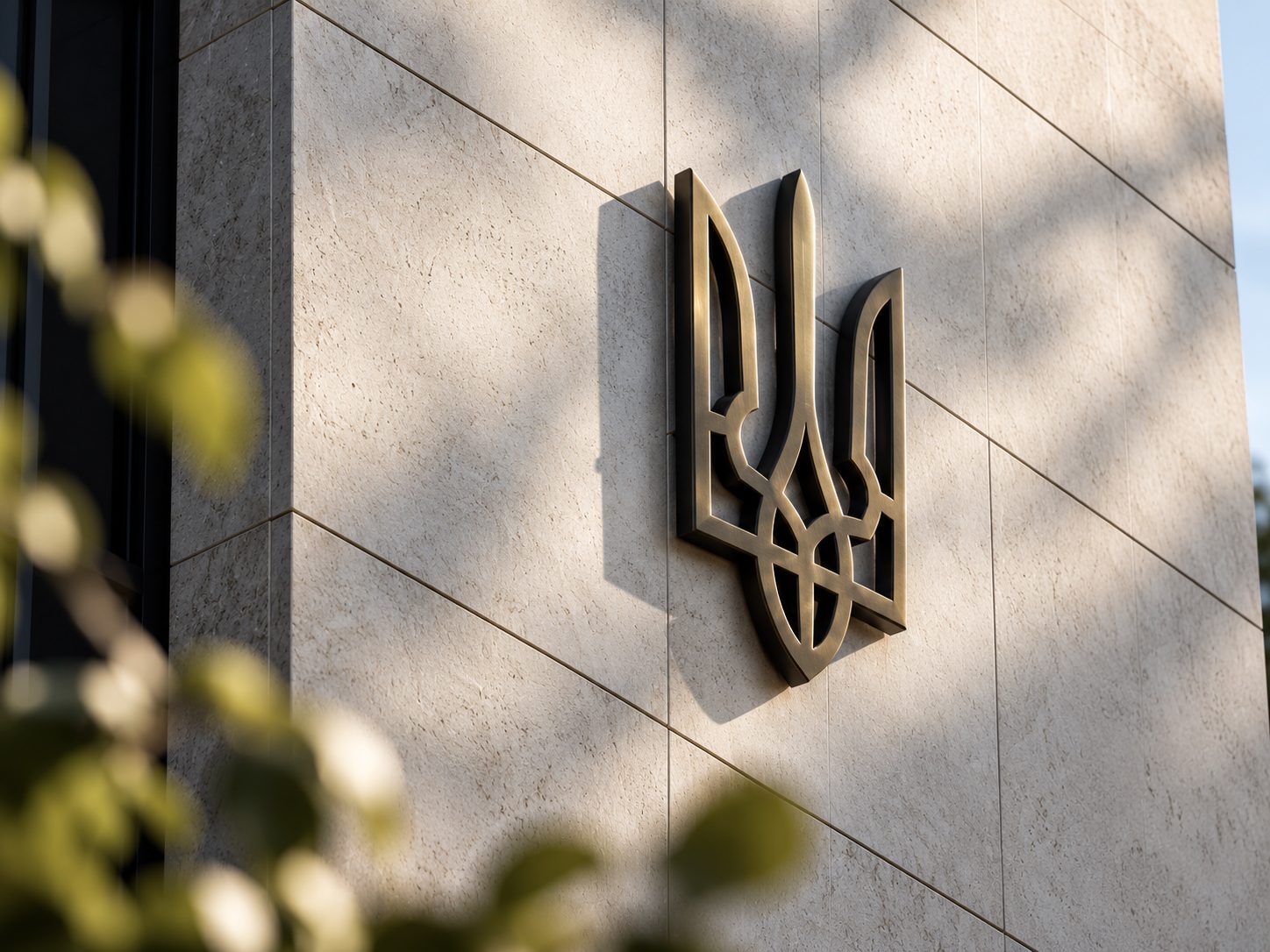 Тризуб на фасаді з натурального каменю